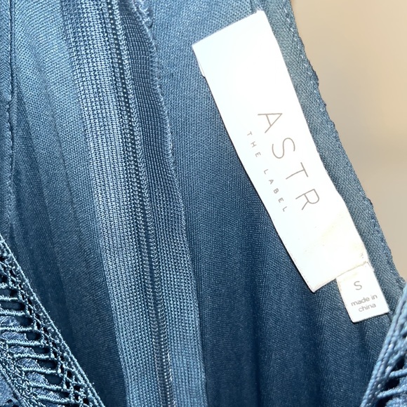 Lace blue strap midi length evening cocktail dress - Picture 5 of 6